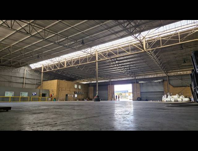 1,850M² WAREHOUSE TO LET IN SPARTAN
